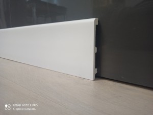 biała wysoka listwa przypodłogowa.jpg