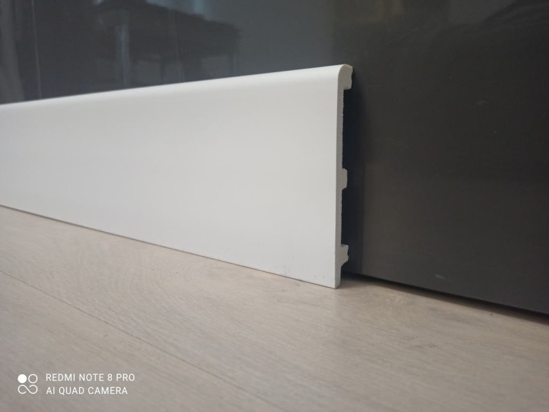 biała wysoka listwa przypodłogowa.jpg