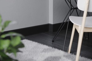 Cezar-listwa-przypodlogowa-Hi-Line-Prestige-PVC-czarna-75mm-render.jpg