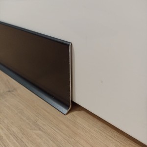 listwa przypodłogowa aluminiowa czarna 8cm.jpg