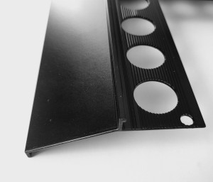 czarny porfil okapowy szeroki.jpg