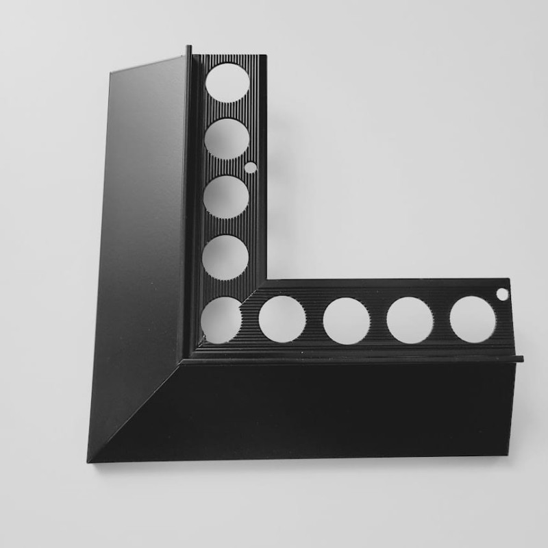 narożnik do profilu okapowego czarnego.jpg