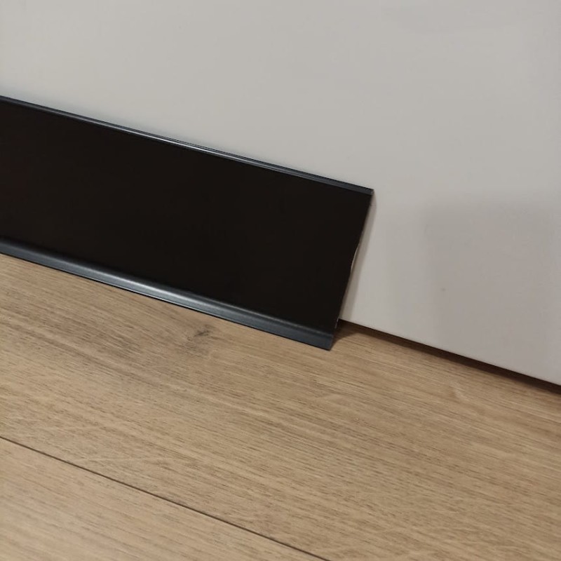 listwa przypodłogowa czarna aluminiowa 8cm.jpg