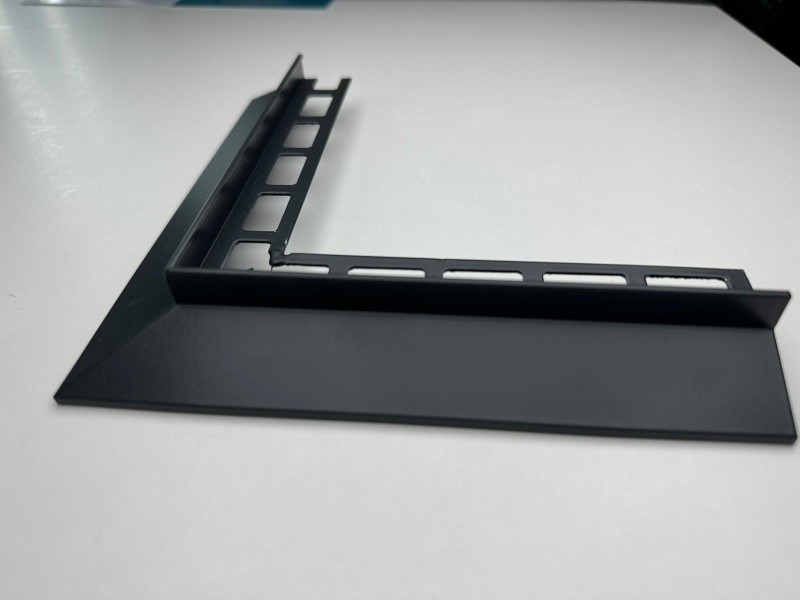 narożnik do profilu okapowego czarnego 25mm.jpg