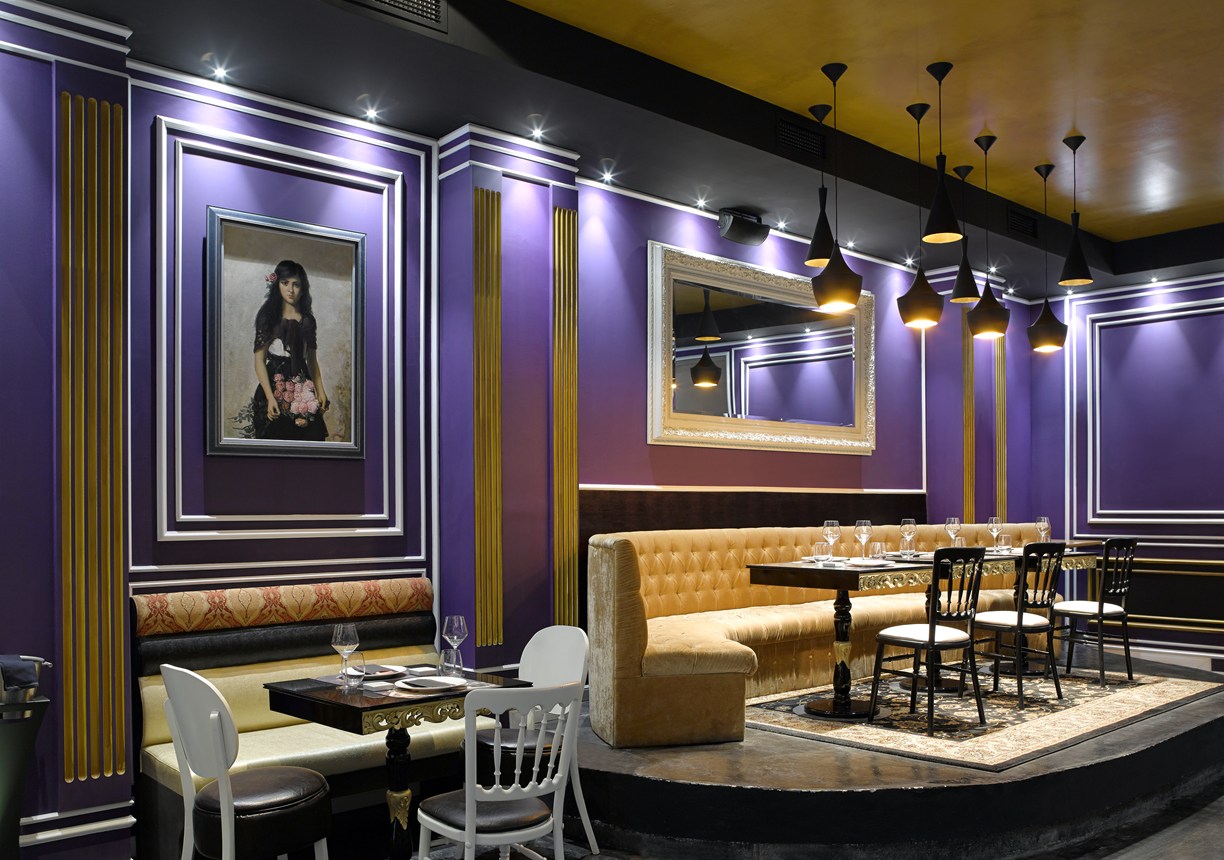 Elementy architektoniczne i dekoracyjna sztukateria używane w prestiżowych wnętrzach komercyjnych oraz restauracji.